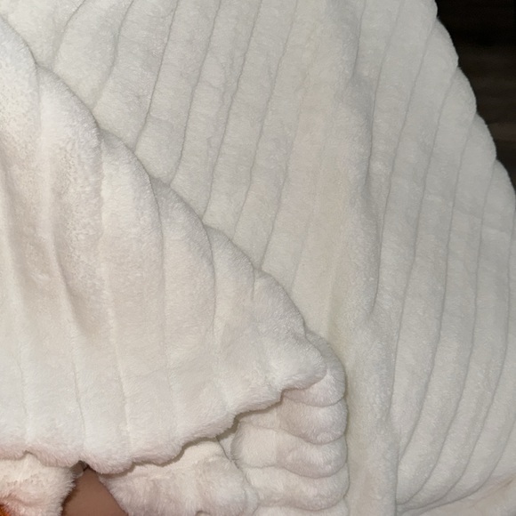 White faux Guess Poncho ✨✨ - Picture 3 of 3